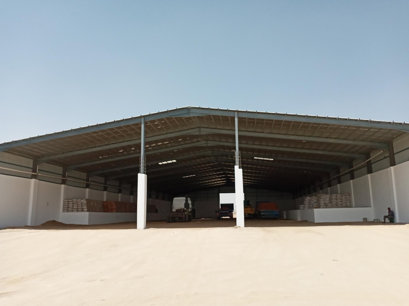 مظلات وهناجر  